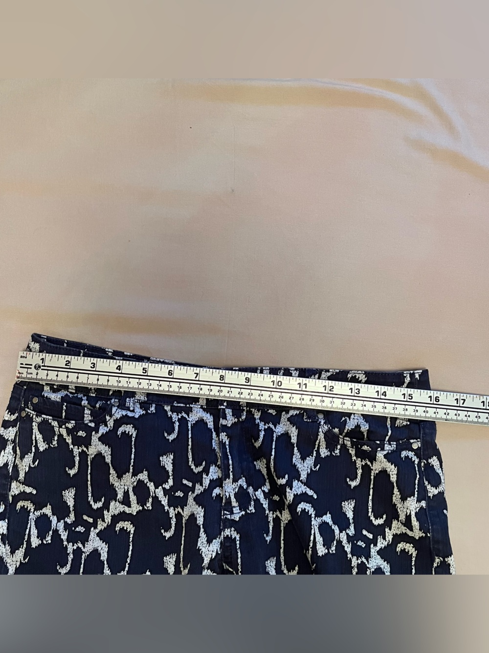 Kenneth Cole Reaction Woman’s Navy and White Loud Printed Cropped Jeans Size 6 - Picture 10 of 13